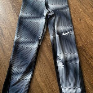 Nike Woman's Black & White Performance Leggings size Small